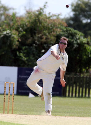 Tiddingtons Matt Maule bowls against Abingdon Vale